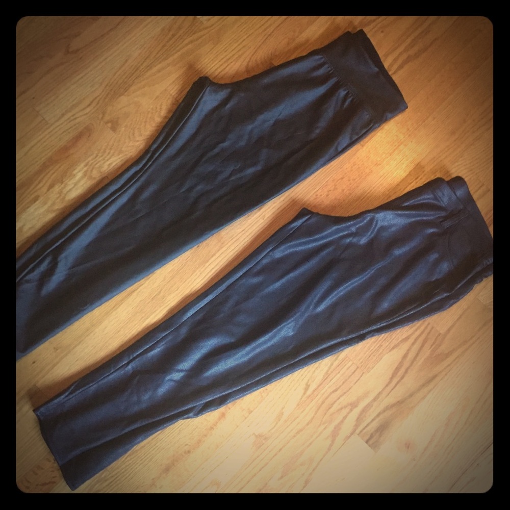 Lot of 2 leather look leggings